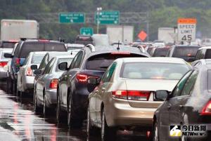 國道、塞車 ▲汽、機車駕駛人若無正當理由,未依規定參加道安講習將處新台幣1800元罰鍰,若逾期6個月以上仍不參加者,將面臨吊扣駕駛執照6個月的處分。(圖/NOWNEWS資料圖片)
