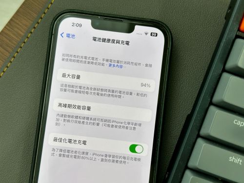 ▲若電池健康度明顯下降、一天需要多次充電，代表電池老化已開始影響日常使用。(圖／記者周淑萍攝)