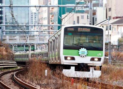 日本電車 日本山手線 JR電車示意 ▲該網友被日本朋友「你的背包哪裡買的」?結果後來才知道原來對方是在提醒他背包太大擋到其他乘客,讓他大吃一驚。(圖/美聯社/達志影像)