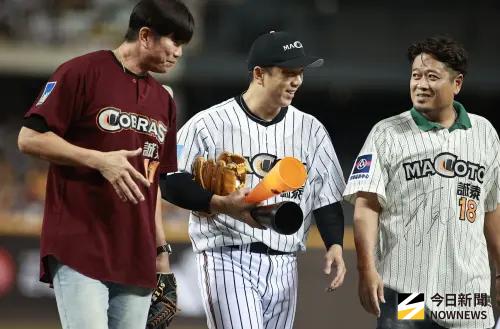 ▲周思齊引退儀式,與誠泰Cobras老戰友林恩宇、許竹見重聚。(圖/記者葉政勳攝) ▲中信兄弟二軍投手教練林恩宇(左),2005年效力誠泰Cobras時,曾與林英傑締造「單週雙土投完封勝」的紀錄。(圖/記者葉政勳攝)