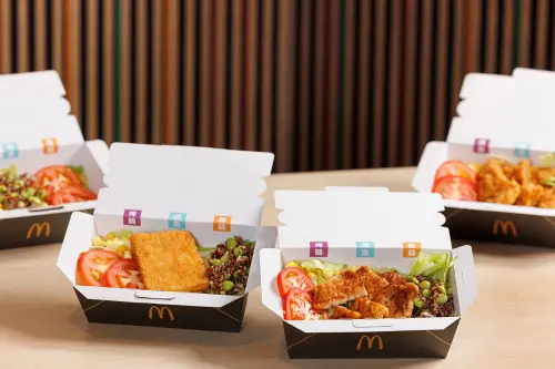 ▲麥當勞一次停售「嫩煎雞腿堡」、與「藜麥烤雞沙拉」8大品項。（圖／麥當勞提供）