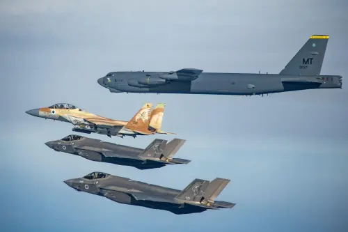 ▲美軍B-52轟炸機、以色列F-15I（中）與F-35I戰機，老中青三代同框。（圖／以色列國防部）