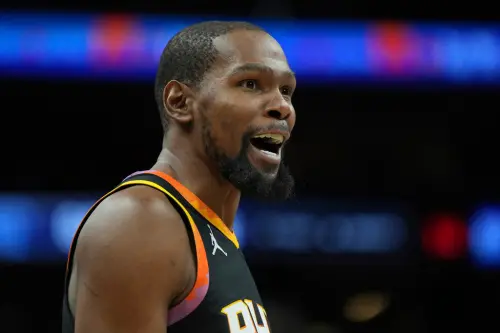 「KD」杜蘭特(Kevin Durant)前日正式被鳳凰城太陽交易送往休士頓火箭,今日網路上瘋傳KD跟新隊友Jabari Smith Jr.一起練球的影片,似乎為備戰新球季努力。(圖/美聯社/達志影像) ▲在杜蘭特效力太陽的兩個完整賽季中,球隊勝率僅勉強超過5成6場。(圖/美聯社/達志影像)