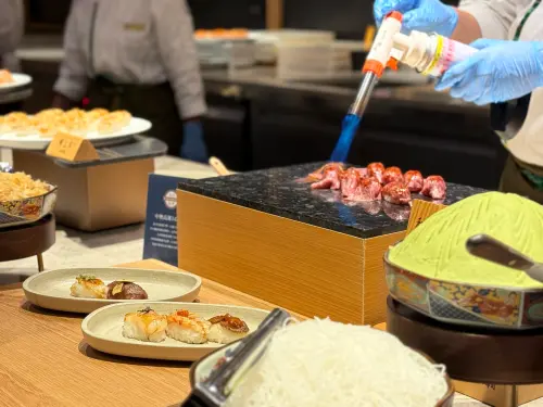生魚片、壽司之外,更別錯過現做的炙燒握壽司。(圖/記者葉盛耀攝) ▲生魚片、壽司之外,更別錯過現做的炙燒握壽司。(圖/記者葉盛耀攝)