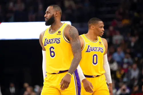 「威少」威斯布魯克(Russell Westbrook)對「詹皇」詹姆斯(LeBron James)表裡不一的行為非常不滿,甚至私下直言:「我受不了這麼愛演的人。」 ▲湖人換來換來威斯布魯克(Russell Westbrook),這筆交易從第一天起就注定是災難。(圖/美聯社/達志影像)