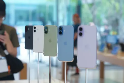 ▲蘋果iPhone 17系列目前在部分通路仍有折扣，Tim哥建議，若舊手機已故障、影響工作，又鎖定一般版機型，遇到優惠即可考慮入手。（圖／資料照片）（圖／NOWNEWS攝影中心）