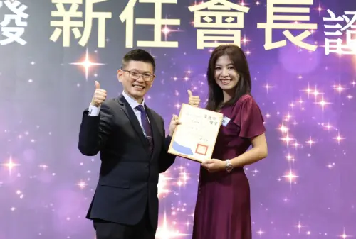 侯湘婷 ▲侯湘婷(右)去年底接任南屯國小家長會長,凍齡美貌令粉絲驚豔。(圖/翻攝自南屯國小臉書)