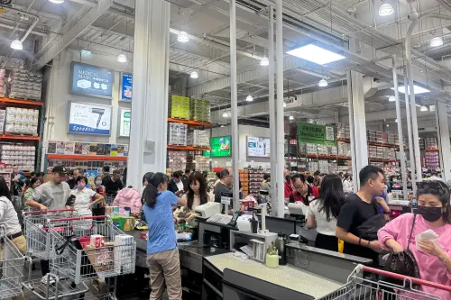▲好市多真正厲害的地方，是把「買東西」變成一場不確定的挖寶遊戲。（圖／記者鍾怡婷攝）