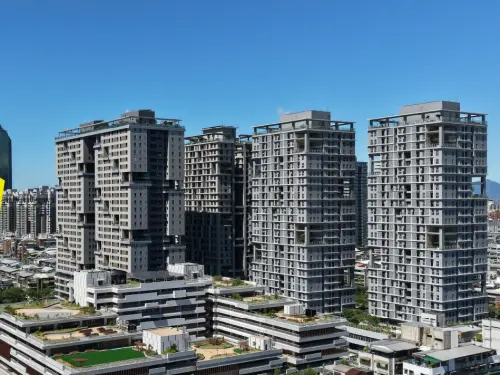 台北市信義區廣慈博愛園區社會住宅大樓外觀,2026 台北市精華區社宅景觀。 ▲位於台北市信義區的「廣慈博愛園區」包含逾 1,500 戶社會住宅,廣慈/奉天宮站通車後將大幅提升在地居民的聯外交通便利性。(圖/住心+ 臺北市住都中心臉書)