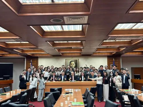 鍾佳濱 ▲民進黨團通過由立委蔡其昌擔任總召。(圖/取自鍾佳濱臉書)