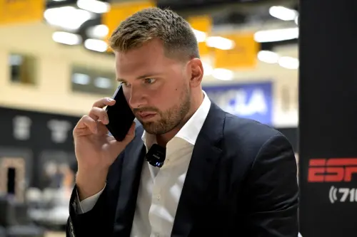 湖人正處於重大的轉型期,他們對於當家球星唐西奇(Luka Doncic)給出組建爭冠球隊的承諾,球隊今年夏天維持現狀並非選項。 ▲ 獨行俠送出唐西奇(Luka Doncic)被評為近5年最爛交易。(圖/路透/達志影像)