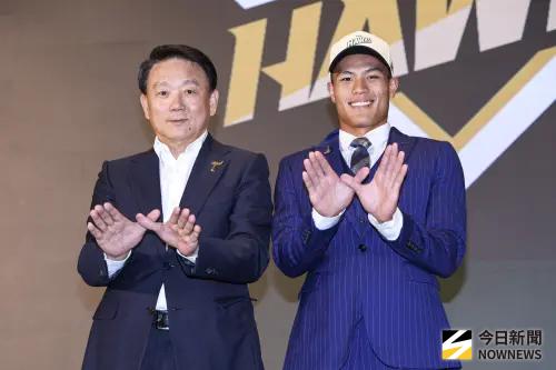 ▲台鋼雄鷹在選秀會首輪指名平鎮高中內野手邱文佑（右），以簽約金550萬、月薪9萬加盟。（圖／記者朱永強攝,2026.6.29）