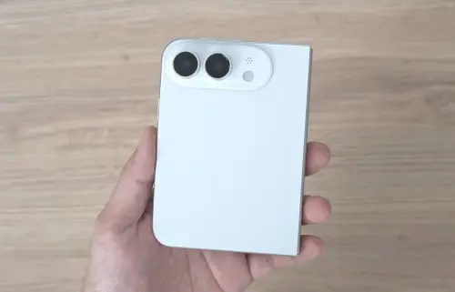 疑似摺疊iPhone模型機背面採雙鏡頭設計,鏡頭模組位於機身上方,整體外型與現有iPhone系列明顯不同。(圖/翻攝3cTim哥生活日常) ▲摺疊iPhone傳聞機背採雙鏡頭設計,鏡頭模組位於機身上方,採用書本式的開闔方式。(模型機,圖/翻攝3cTim哥生活日常)