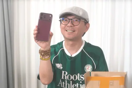 iPhone 18 Pro模型機。(圖/翻攝3cTim哥生活日常) ▲iPhone 18 Pro傳聞會有深櫻桃紅推出。(模型機,圖/翻攝3cTim哥生活日常)
