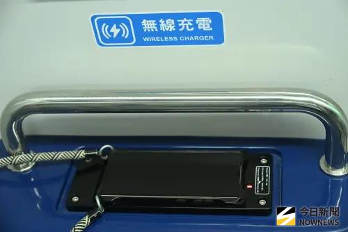 台北捷運新列車開箱。(圖/記者林調遜攝) ▲台北捷運新列車頭尾車廂將特別提供手機無線充電服務。(圖/記者林調遜攝)