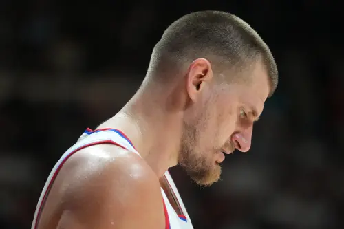 金塊團隊總薪資已正式超出NBA第二土豪線約188萬美元,可能引發金塊陣容大震動。在最極端的情況下,甚至可能被迫交易當家巨星約基奇(Nikola Jokic)。 ▲三屆MVP得主約基奇,甫寫下單季籃板與助攻雙冠王的歷史紀錄,預計將與金塊隊商討頂薪續約。(圖/美聯社/達志影像)