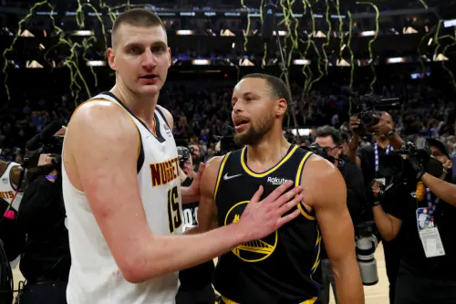 金州勇士想組成柯瑞(Stephen Curry)+約基奇(Nikola Jokic)夢幻組合,預計得在下個球季結束後展開招募計畫,屆時約基奇可能跳出合約,勇士會把握機會清出頂薪空間。(圖/美聯社/達志影像) ▲若柯瑞未提前與勇士續約,將成為2027年市場上最具影響力的老將。(圖/美聯社/達志影像)