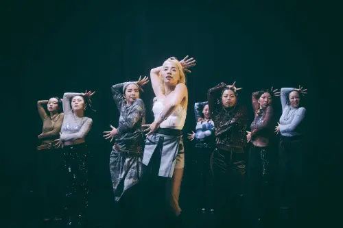 ▲專輯《開》中的〈包括但不限於〉由吳青峰作詞,魔性又療癒的舞曲風格,展現洪佩瑜不同以往的音樂面貌。(圖/何樂音樂) ▲專輯《開》中的〈包括但不限於〉由吳青峰作詞,魔性又療癒的舞曲風格,展現洪佩瑜不同以往的音樂面貌。(圖/何樂音樂)