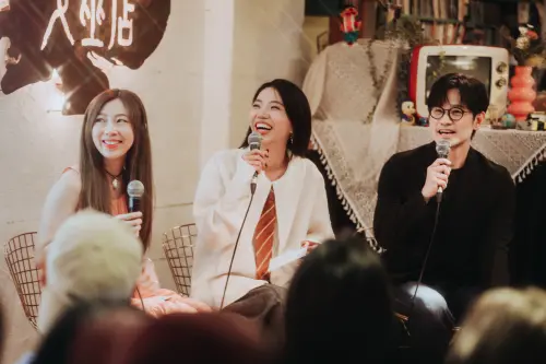 ▲在《開》專輯上線前一晚,洪佩瑜(中)、王小苗(左一)、陳建騏等人在女巫店主持發行前祈福大會。(圖/何樂音樂) ▲在《開》專輯上線前一晚,洪佩瑜(中)、王小苗(左一)、陳建騏等人在女巫店主持發行前祈福大會。(圖/何樂音樂)