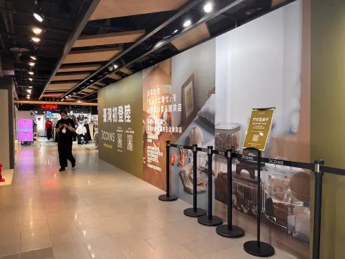 西門誠品武昌店4樓3COINS門市大圍籬與黑色紅龍柱,左後方鄰近WEGO TOKYO ▲實地走訪誠品武昌店4樓,3COINS門市拉起「臺灣初登錄」巨型圍籬並設有專屬紅龍柱,隔壁即為5月新登場的WEGO TOKYO。(圖/記者徐銘穗攝)