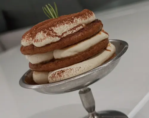 KA COFFEE LOUNGE也有多樣化的甜點,圖為「響·威士忌提拉米蘇」。(圖/KA COFFEE LOUNGE提供) ▲KA COFFEE LOUNGE也有多樣化的甜點,圖為「響·威士忌提拉米蘇」。(圖/KA COFFEE LOUNGE提供)
