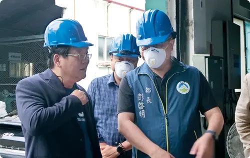 2025年7月,環境部長彭啟明前往鴻升科技廠區,找董事長鍾佳勳商討去化太陽能板事宜。(圖/鴻升科技提供) ▲2025年7月,環境部長彭啟明前往鴻升科技廠區,找董事長鍾佳勳商討去化太陽能板事宜。(圖/鴻升科技提供)