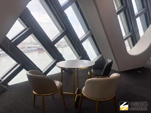▲港務公司旅運中心最高樓層擁有絕佳景觀,預計打造咖啡廳,讓遊客休息。(圖/記者李青縈攝) ▲港務公司旅運中心最高樓層擁有絕佳景觀,預計打造咖啡廳,讓遊客休息。(圖/記者李青縈攝)