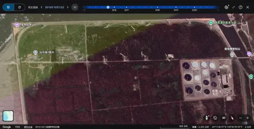 NOWNEWS調閱衛星圖資,2015年10月13日,台中港區出現許多散落的風機葉片;直到2025年3月,經台中市環保舉檢舉開罰才清除完畢。(圖/翻攝自Google Earth) ▲NOWNEWS調閱衛星圖資,2015年10月13日,台中港區出現許多散落的風機葉片;直到2025年3月,經台中市環保局舉檢舉開罰才清除完畢。(圖/翻攝自Google Earth)