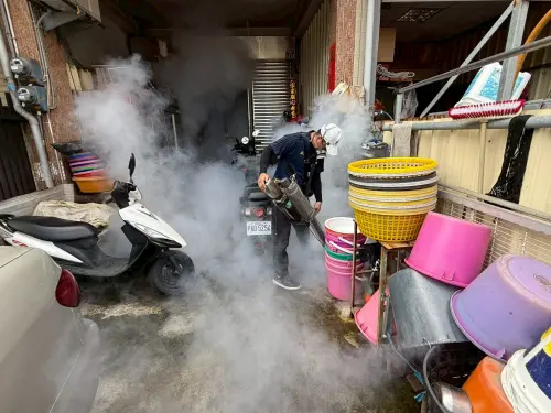 ▲彰化縣政府到登革熱案家周遭進行噴藥消毒。（圖／彰化縣政府提供，2026.08.28）