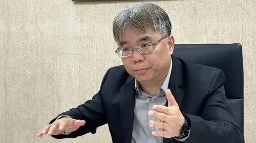經濟部能源署副署長陳崇憲指出,廢風機葉片目前透過水泥窯共處理、熱裂解或再製為裝置藝術。(圖/記者張鴻儀攝) ▲經濟部能源署副署長陳崇憲指出,廢風機葉片目前透過水泥窯共處理、熱裂解或再製為裝置藝術。(圖/記者張鴻儀攝)