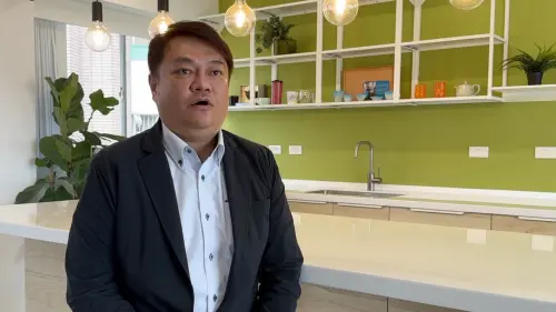 環境部循環署循環處理組組長陳俊融說明,廢風機葉片目前有3家合法處理業者,年許可量能1.6萬噸。預估2042年排出量低於700噸,2049年才接近1萬噸,量能無虞。(圖/記者張鴻儀攝) ▲環境部循環署循環處理組組長陳俊融說明,廢風機葉片目前有3家合法處理業者,年許可量能1.6萬噸。預估2042年排出量低於700噸,2049年才接近1萬噸,量能無虞。(圖/記者張鴻儀攝)