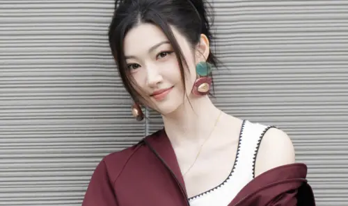 孫宇晨為何敢發文爆破景甜,他的前女友透露男方的流量致富密碼,以便把地位比自己高的人拉下神壇。(圖/翻攝自微博) ▲孫宇晨自爆暗戀景甜19年,她的童年照也隨之被翻出,竟然跟現在幾乎一模一樣。(圖/翻攝自微博)
