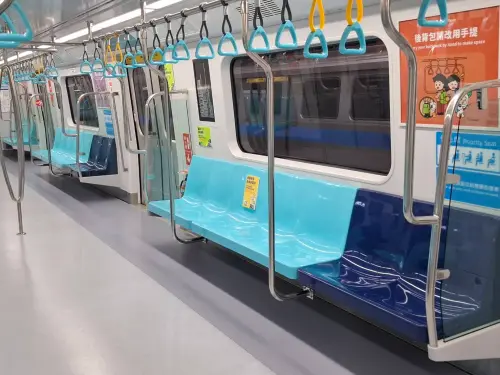 ▲ ▲北捷全新列車「一字型座椅」搭配特殊雙色地板設計劃分上下車動線,還在座位前增設垂直扶手,貼心照顧長者和孩童站立安全。(圖/北捷提供)