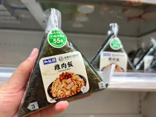 ▲中聯油脂大豆油一級致癌物「苯駢芘」超標事件中，連鎖便利商店7-11也受到波及，其委託聯華食品代工部分食品受影響，包括林聰明雞肉飯飯糰、阜杭豆漿經典飯糰等。（圖／記者陳雅雲攝）