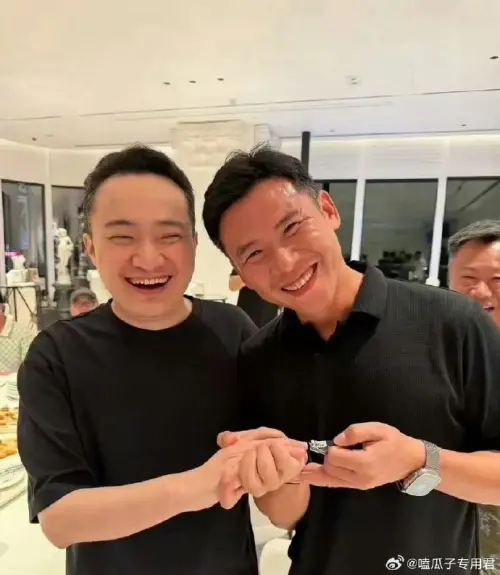 網友認為孫宇晨在聚會中一張手上拿著指甲刀,幫友人剪指甲的照片,疑似在炒作話題。 ▲網友認為孫宇晨(右)在聚會中一張手上拿著指甲刀,幫友人剪指甲的照片,疑似在炒作話題。(圖/翻攝自微博)