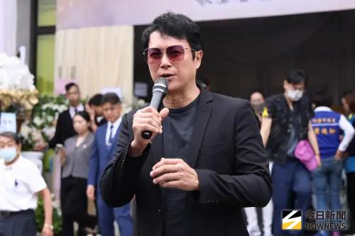 王燦送陳盈潔最後一程。 ▲王燦送陳盈潔最後一程。(圖/記者朱永強攝影)