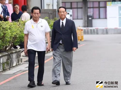 宋楚瑜今也現身陳盈潔告別式。 ▲宋楚瑜今也現身陳盈潔告別式。(圖/記者朱永強攝影)