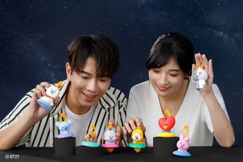 ▲麥當勞BT21公仔吊飾，尺寸有手掌那麼大，共有8款。（圖／麥當勞mcdonalds.com）