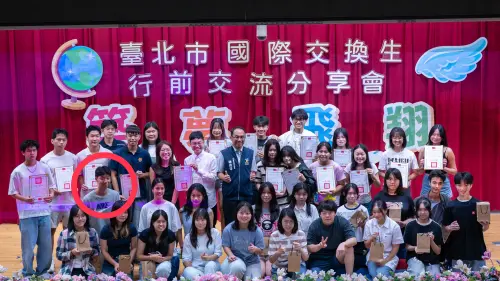 身穿灰色NIKE上衣的男學生,即為台北市長蔣萬安的大兒子蔣得立。(圖/翻攝自北市府官網) ▲身穿灰色NIKE上衣的男學生,即為台北市長蔣萬安的大兒子蔣得立。(圖/翻攝自北市府官網)