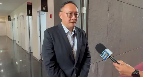 「全世界台商都邀請」能解套?鄭照新赴中被質疑成「饒慶鈴2.0」 ▲台中市副市長鄭照新將率團出席東莞台博會,他強調行程已向中央報備。(圖/記者顏幸如攝,2026.08.31)