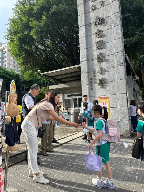 ▲侯湘婷一起跟到校的學童宣導犯罪,預防、交通安全與婦幼安全觀念,並一一跟學童和家長打招呼。(圖/翻攝自臺中第四波麗士臉書) ▲侯湘婷(穿白褲彎腰者)一起跟到校的學童宣導犯罪,預防、交通安全與婦幼安全觀念,並一一跟學童和家長打招呼。(圖/翻攝自臺中第四波麗士臉書)