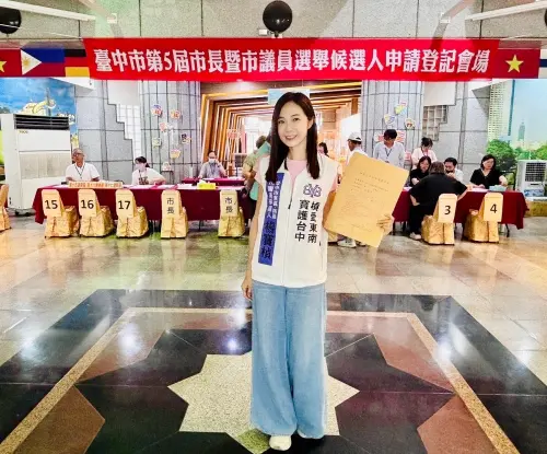 江和樹帶「江江好」選委會搶頭香!支持者忙問:45歲有7歲孫? ▲以無黨籍身分參選的楊寶楨低調完成登記。(圖/楊寶楨提供,2026.08.31)