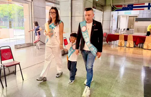 江和樹帶「江江好」選委會搶頭香!支持者忙問:45歲有7歲孫? ▲台中市議員江和樹和老婆帶7歲孫子辦理登記,成為討論焦點。(圖/江和樹提供,2026.08.31)