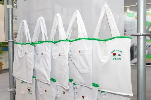 ▲此次蒐集門市汰換的夏季制服,交由在地團隊重新裁製為「賞屋服務帶看包」。(圖/業者提供) ▲此次蒐集門市汰換的夏季制服,交由在地團隊重新裁製為「賞屋服務帶看包」。(圖/信義房屋提供)