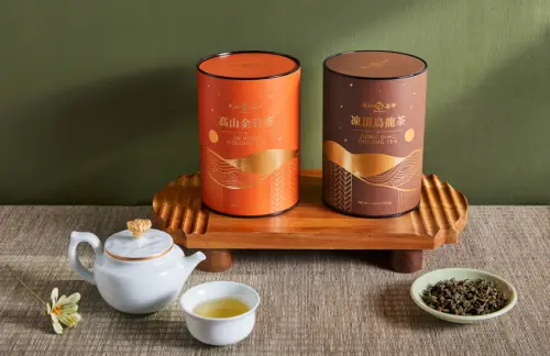 天仁茗茶 ▲天仁中秋檔期推出高山金萱茶與凍頂烏龍茶加價購,單筆消費不限金額,即可用430元加購一罐(100公克),為團聚茶席再添甘醇茶香。(圖/NOWNEWS攝)