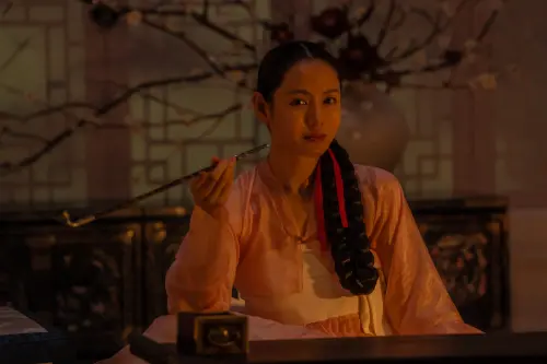 ▲《挑情醜聞》是孫藝真首部OTT影集,她在劇中飾演為了實現理想,不計代價聯手池昌旭策畫危險的愛情遊戲。(圖/Netflix) ▲《挑情醜聞》是孫藝真首部OTT影集,她在劇中飾演為了實現理想,不計代價聯手池昌旭策畫危險的愛情遊戲。(圖/Netflix)