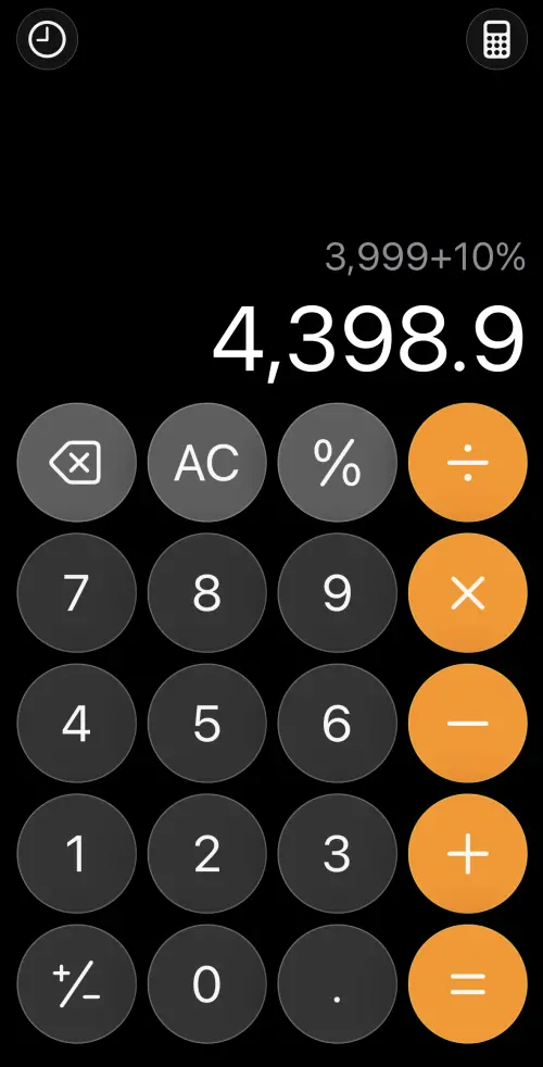 iPhone內建計算機的百分比功能不只可算折扣,也能直接計算服務費;例如消費3999元、加收10%服務費,只要輸入「3999+10%」,就會直接顯示4398.9元。(圖/手機截圖) ▲iPhone內建計算機的百分比功能不只可算折扣,也能直接計算服務費;例如消費3999元、加收10%服務費,只要輸入「3999+10%」,就會直接顯示4398.9元。(圖/手機截圖)
