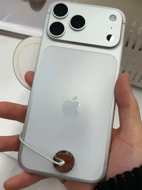 銀色的iPhone17 Pro Max,相比深色機型,機身刮痕較不明顯。(圖/讀者提供) ▲銀色可能會缺席,改由彩度較低的天藍色取代。(圖/讀者提供)