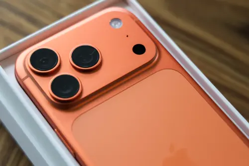▲iPhone 17 Pro系列。(圖/記者朱永強攝) ▲新配色中最受關注的是暗櫻桃酒紅色,預料將接替宇宙橙色,成為今年iPhone 18 Pro系列的主打色。(圖/記者朱永強攝)