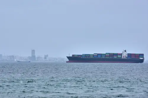 ▲本輪衝突的核心仍圍繞全球能源命脈荷姆茲海峽。示意圖，一艘貨輪出現在荷姆茲海峽附近。（圖／美聯社／達志影像）